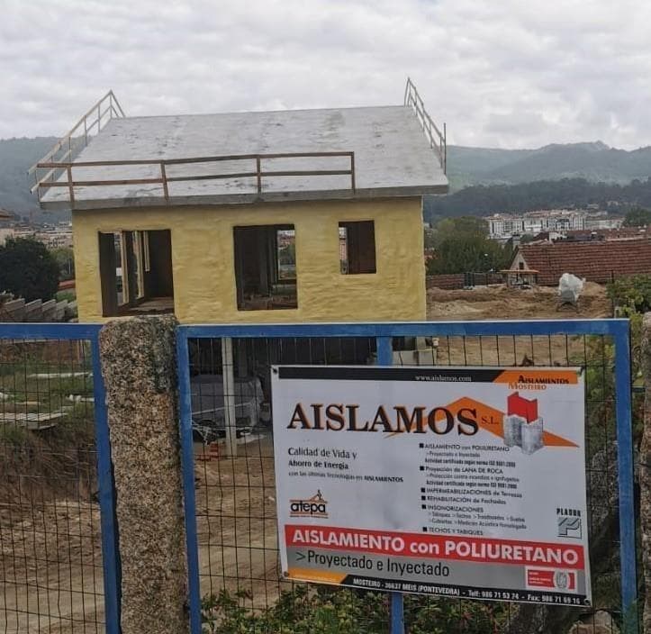 Aplicación de poliuretano proyectado en paramentos de vivienda unifamiliar en Mos.
