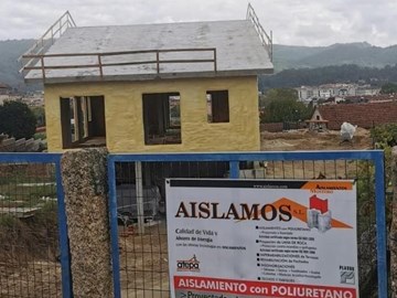 Aplicación de poliuretano proyectado en paramentos de vivienda unifamiliar en Mos.